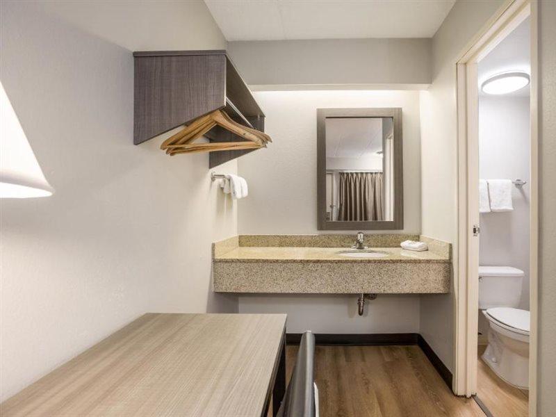 Red Roof Inn Lansing West - Msu מראה חיצוני תמונה